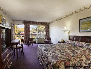 Howard Johnson By Wyndham
