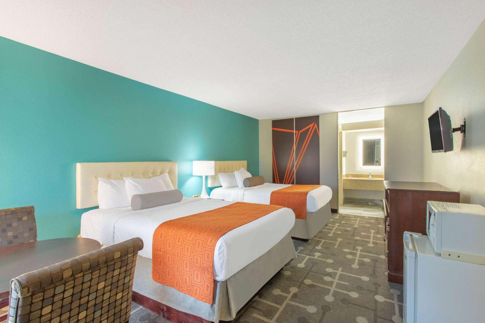 Howard Johnson By Wyndham
